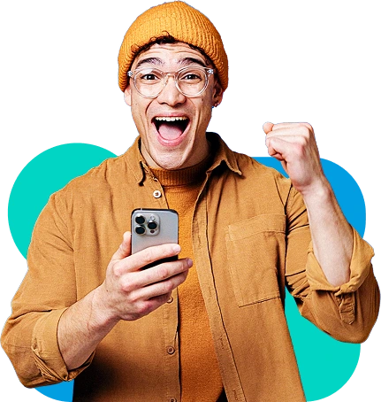 Persona celebrando una conexión de referidos desde su celular