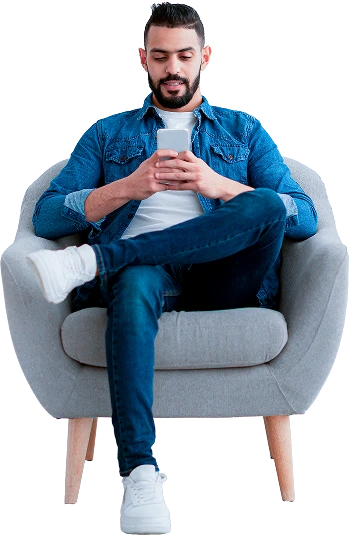 Participante del programa de referidos revisando su celular