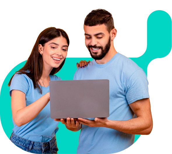 Dos estudiantes de UNIMINUTO Virtual revisando información del programa de referidos en un computador portátil